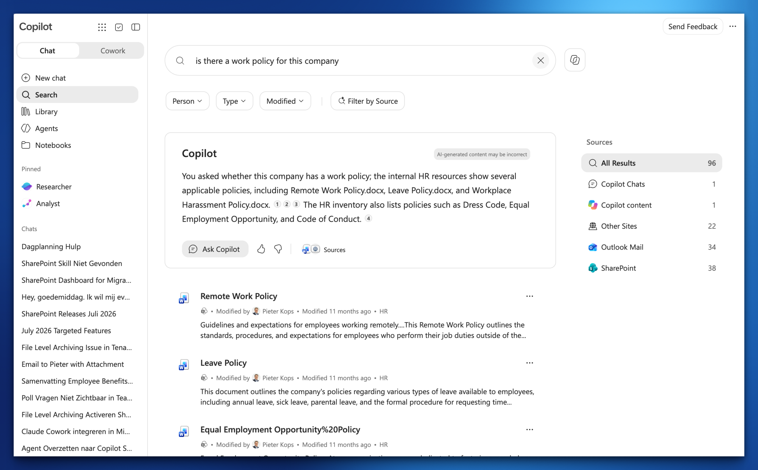 Microsoft Copilot Search met een vraag over bedrijfsbeleid en een bronnenpaneel met resultaten uit onder meer SharePoint en Outlook.